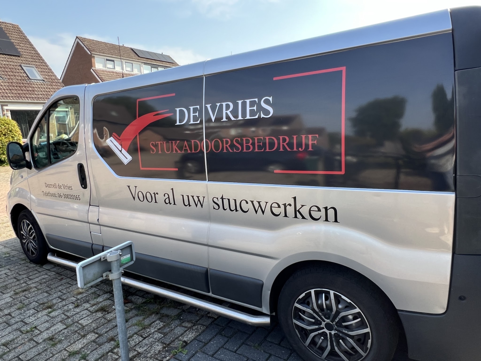De bedrijfsbus van De Vries Stukadoorsbedrijf met de tekst Voor al uw stucwerken